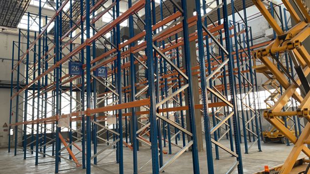 complesso di scaffali industriali