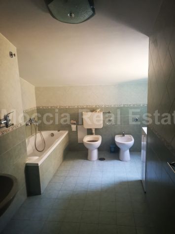 MOCCIA TRILOCALE ARREDATO MANSARDATO CON POSTO AUTO COPERTO (DEP) - Foto 9