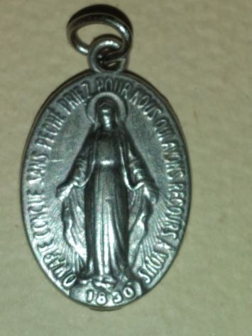 VECCHIA MEDAGLIA DELLA MADONNA CON SCRITTA IN FRANCESE USATA .