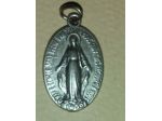 VECCHIA MEDAGLIA DELLA MADONNA CON SCRITTA IN FRANCESE USATA .