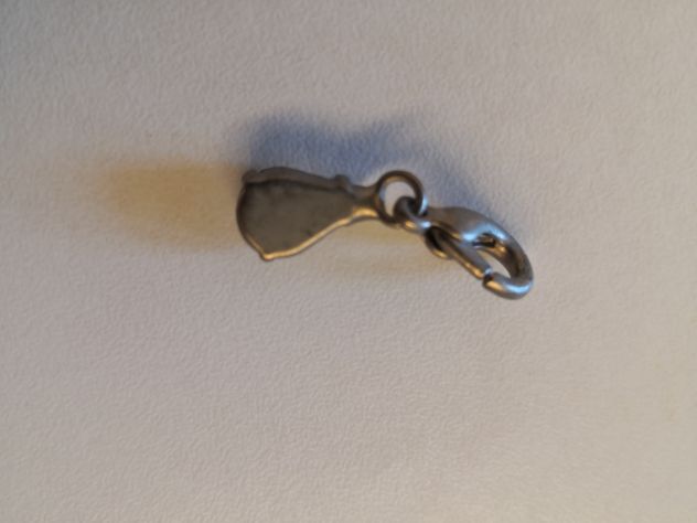 Pendente con moschettone piccolissimo in metallo e goccia in vetro. - Foto 3