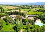 Rustico / Casale di 1300 m² con più di 5 locali in vendita a Cortona