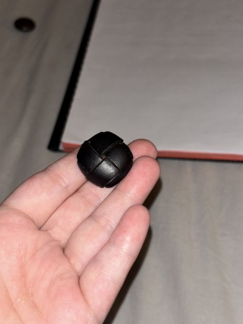 UN BOTTONE NUOVO MAI USATO IN VERA PELLE NERA INTRECCIATA E METALLO