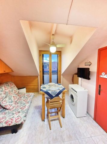 MONOLOCALE MANSARDATO CON BALCONCINO – VIA FERALDI, SANREMO
