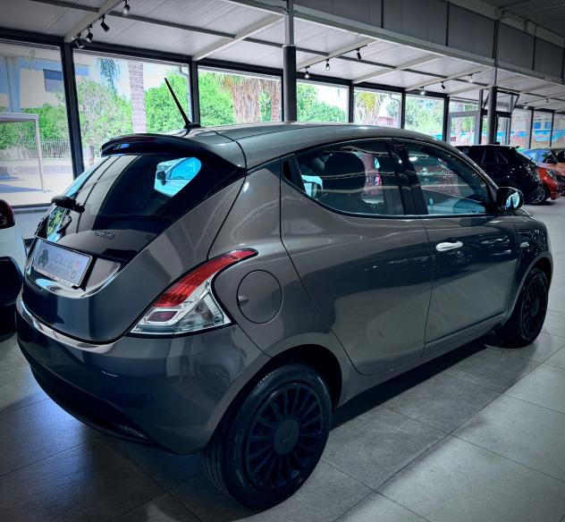Lancia Ypsilon 1.0 70CV Hybrid Silver - Foto 5