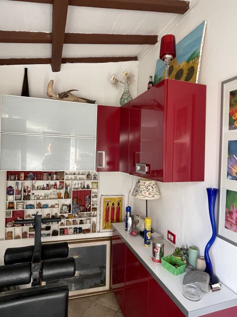 Cucina: pensili con angolare e sotto pensili.