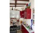 Cucina: pensili con angolare e sotto pensili.