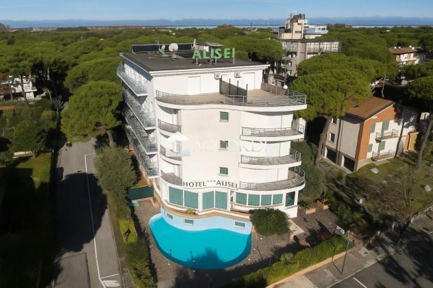 RIFERIMENTO FC105 - HOTEL 3s CON PISCINA IMMERSO NELLA PINETA