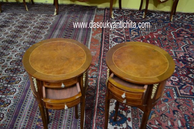 Coppia di tavolini-comodini tondi a tre cassetti stile Luigi XV - Foto 8