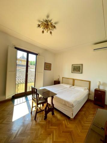 Appartamento arredato composto da soggiorno con angolo cottura, camera matrimoniale e camera singola, due bagni e grande terrazzo, il tutto completame - Foto 5