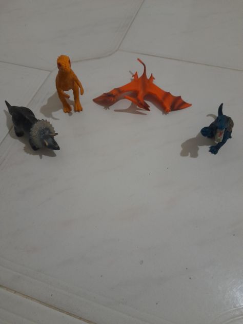 Otto dinosauri e due insetti di plastica rigida, in varie dimensioni differenti. - Foto 5