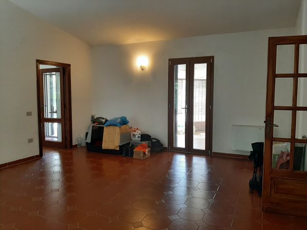 Villa indipendente ampia metratura, bel terreno in zona riservata e tranquilla - Foto 2