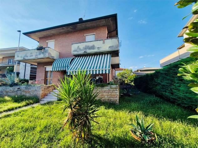 V005521 - QUADRILOCALE IN BIFAMILIARE CON TAVERNA E GIARDINO !!!