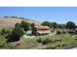 In posizione panoramica con vista sulle colline circostanti, a soli 15 minu &hellip;