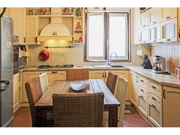 TRILOCALE terra-cielo RISTRUTTURATO in corte, con GIARDINO PRIVATO in corpo staccato - Foto 4