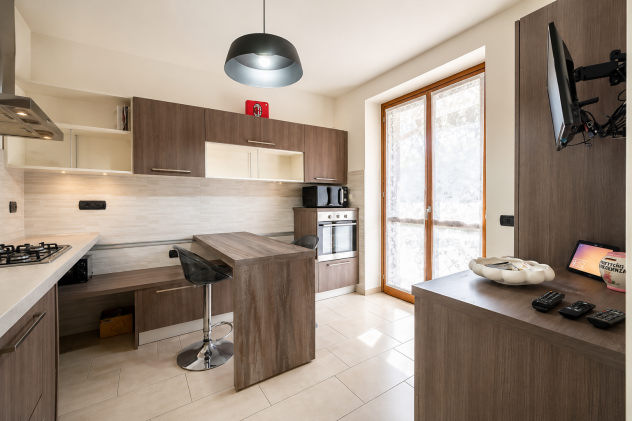 Cucina completa usata con penisola e tavolo traslante - Foto 3