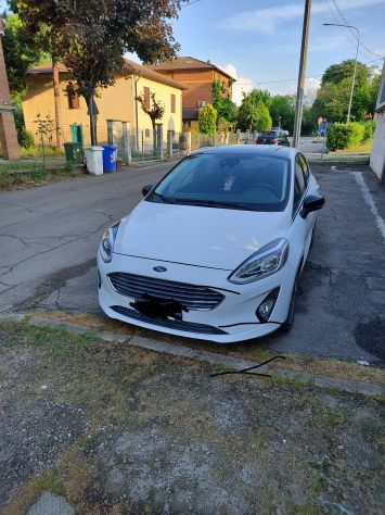 Vendo bellissima Ford Fiesta Active anno 2019 TD 5 porte. La macchina è messa m.