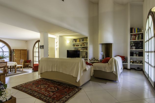TORRI DI Q. LO: ELEGANTE VILLA CON GIARDINO DI OLTRE MQ. 1.000