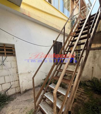 Casa di fila di testa di mq. 240 commerciali disposta su due piani da ristrutturare. - Foto 9