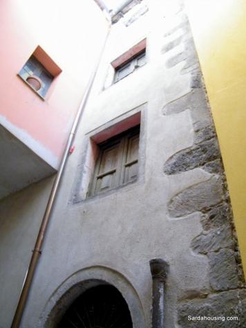 Nel centro storico di Santu Lussurgiu, antico borgo della Sardegna centro-occidentale, vi proponiamo una particolare casa storica ristrutturata in par - Foto 4