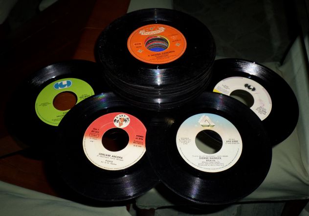 LOTTO / STOCK di 25 "45 giri" 7'' Vari Titoli 60/70/80 - Foto 2