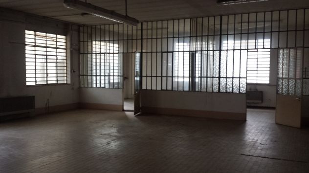 Affittasi magazzino con parcheggio interno - Foto 3