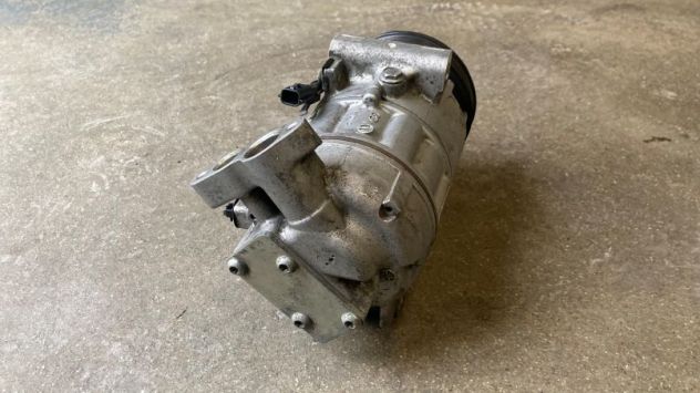 Compressore climatizzatore Dacia Sandero 1.2 benzina del 2016 (926006775R) - Foto 4