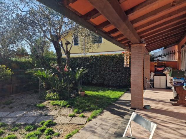 RONCHI, località Poveromo, porzione di bifamiliare in contesto residenziale tranquillo e vicino al mare. L'immobile si distingue per giardino su tre l