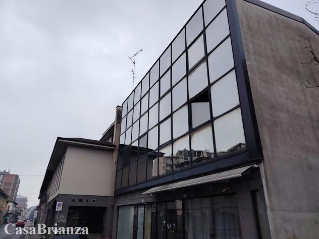 Lissone, bilocale parzialmente arredato, posto auto interno.