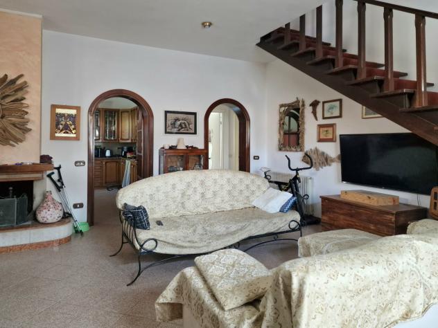 MARINA DI MASSA, periferia vicino al mare, proponiamo porzione di villa bifamiliare con giardino privato su tre lati. Si compone di soggiorno, ampia c - Foto 2