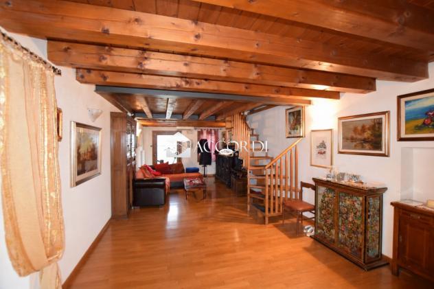 CASA INDIPENDENTE di 7 vani e di 250 mq (VIDOR) rif. DG179