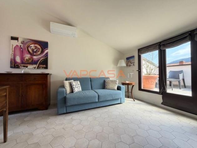 PARATICO – ULTIMO PIANO CON TERRAZZINO, PISCINA E SCORCIO LAGO - Foto 14