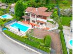FV 222 - VILLA SINGOLA CON BELLISSIMA  VISTA LAGO E PISCINA