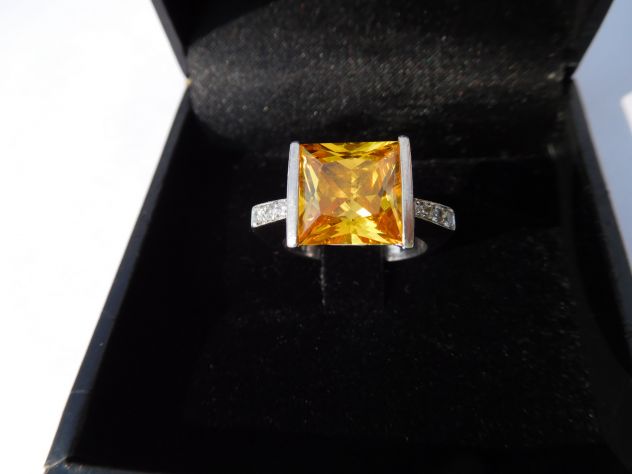 Anello con quarzo citrino/zirconi.Montatura argento 925. Nuovo!