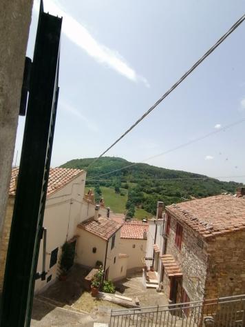 Nel comune di Semproniano, a pochi km da Saturnia e relative terme, Vendiamo appartamento che si sviluppa su due piani, al centro storico composto da: - Foto 8