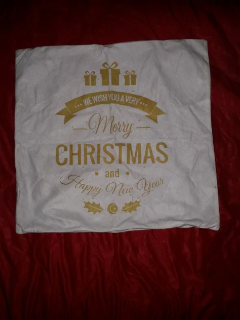 copricuscino per divano,letto,beige-bianco-con scritto Natale e buon anno.