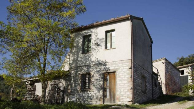 TORRICELLA: Fossombrone località torricella nell antico borgo medievale, sormontato dai ruderi di una rocca, da cui si dominava la valle del tarugo, a