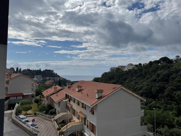 Alassio, a soli 1,5 km dal mare, proponiamo elegante villa a schiera su più livelli, dotata di ingresso indipendente e libera su tre lati. cantina e