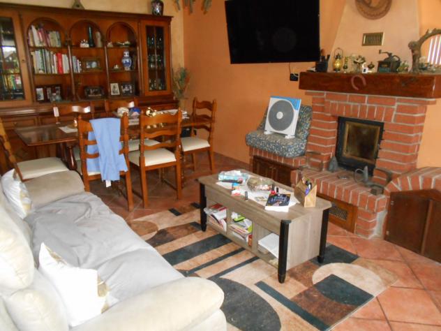 immersa nel verde, cascina ristrutturata libera su tre lati con cortile e giardino privato. Piiano terra: ampio soggiorno, sala da pranzo, cucina (che - Foto 20
