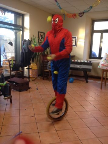 giocolieri trampolieri spettacolo di fuoco e di giocoleria artisti da strada - Foto 4