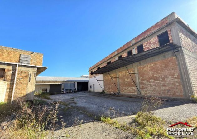 Via Gebbione-Capannone industriale con manufatti in corso di costruzione e corte - Foto 2