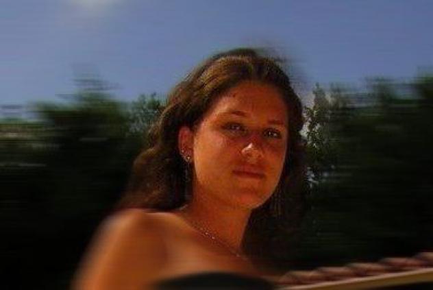 Donna di Isernia, 32 anni.  Fisico Normale Tel: