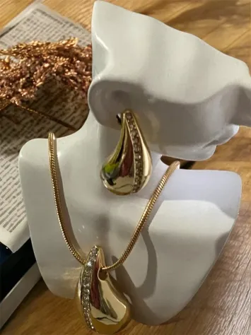 Set Collana + Orecchini dorati con brillanti incastonati