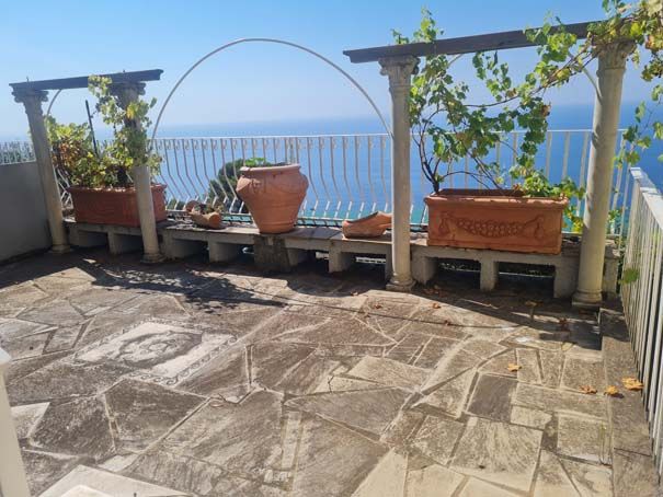 Ampia vista mare, appartamento con terrazzi vivibili, posto auto, accesso mare