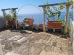 Ampia vista mare, appartamento con terrazzi vivibili, posto auto, accesso mare