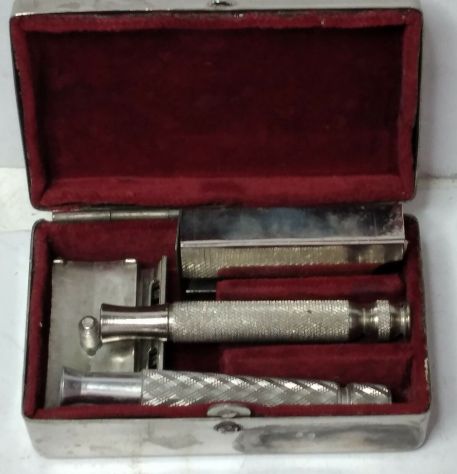 KIT RASOIO PORTATILE CON SCATOLETTA IN METALLO ANNI 60