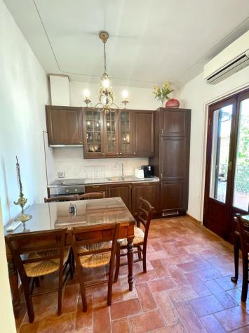 Appartamento arredato composto da soggiorno con angolo cottura, camera matrimoniale e camera singola, due bagni e grande terrazzo, il tutto completame - Foto 2