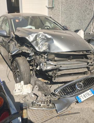 Volvo V40 D2 R-design E6 Manuale NEO 2018 Incidentata come da foto!!!!