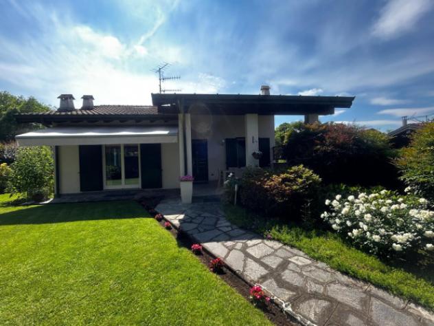 Villa di 314 m² con più di 5 locali e box auto doppio in vendita a Azzate