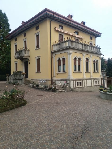 VENDESI IMPORTANTE E PREGEVOLE VILLA